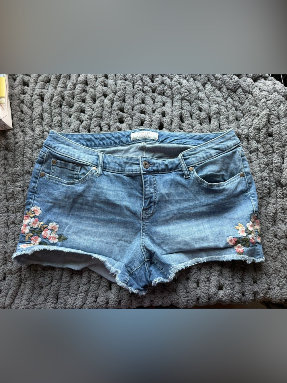Torrid Embroidered Floral Denim Cut Off Shorts – Size 16